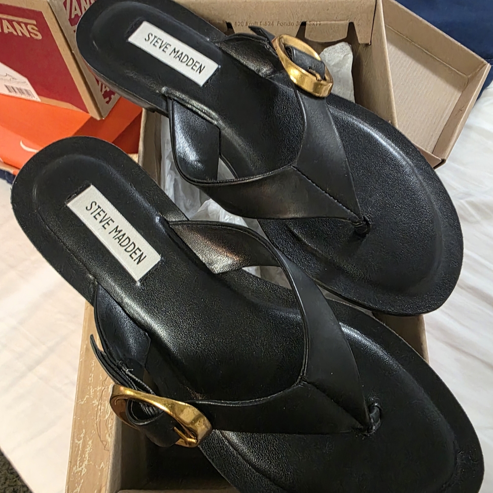 Steve Madden Black and Gold Sandals Sleek Design